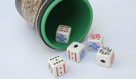 Cubilete con dado tipo Americano